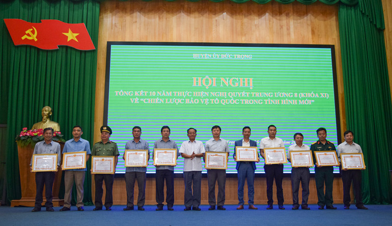 Đồng chí Lê Hồng Khánh  - Phó Bí thư Thường trực Huyện ủy, trao giấy khen cho các tập thể tiêu biểu