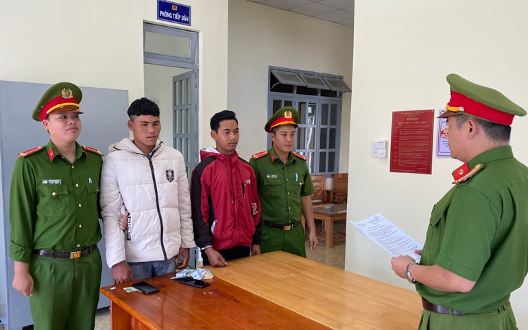 Cơ quan điều tra thi hành lệnh bắt tạm giam 2 đối tượng “tổ chức sử dụng trái phép chất ma tuý”