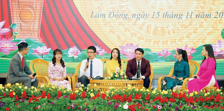 Các thầy, cô giáo tiêu biểu tại buổi tọa đàm nhân kỷ niệm 40 năm Ngày Nhà giáo Việt Nam