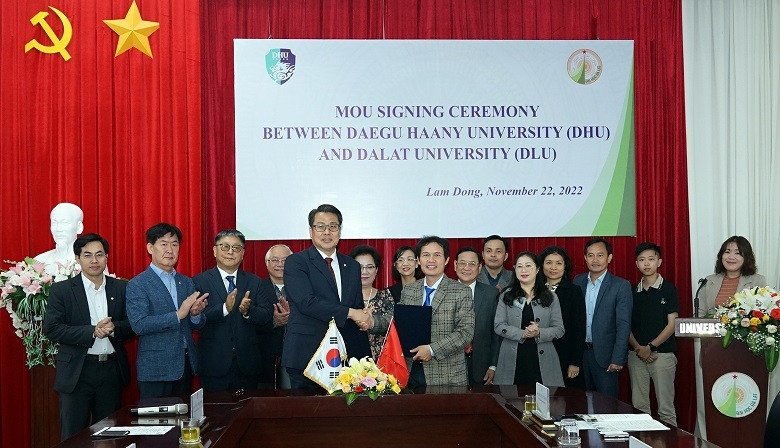 Lãnh đạo 2 trường đại học bàn giao biên bản ghi nhớ hợp tác