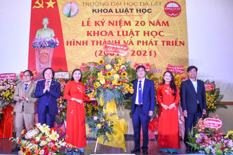 Lãnh đạo Trường Đại học Đà Lạt tặng hoa chúc mừng Khoa Luật học