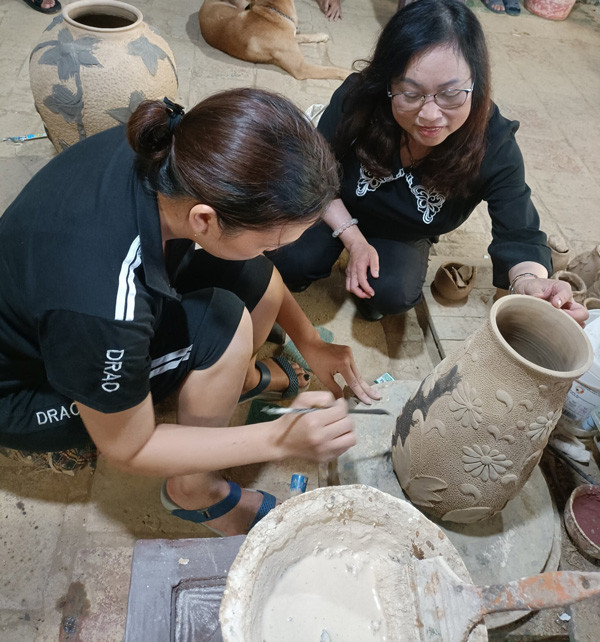 Tác giả và Nghệ nhân Ưu tú Giang Thị Nhạn tại lò gốm Thanh Nhạn, Hương Canh