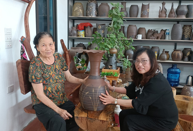 Tác giả và Nghệ nhân Ưu tú Giang Thị Nhạn tại lò gốm Thanh Nhạn, Hương Canh