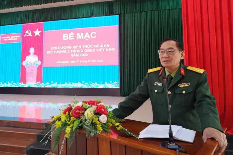 Đại tá Vy Thanh Minh – Phó Chỉ huy trưởng, Tham mưu trưởng Bộ CHQDS tỉnh phát biểu bế mạc khoá bồi dưỡng