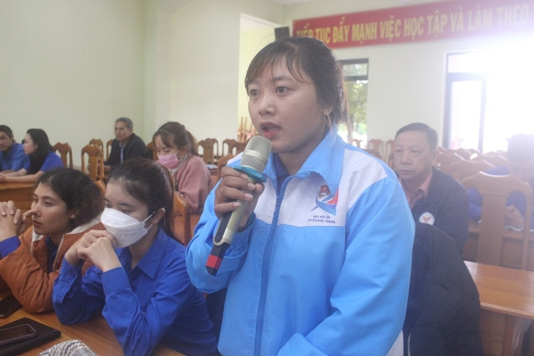 Đoàn viên, thanh niên nêu ý kiến, kiến nghị tại buổi đối thoại