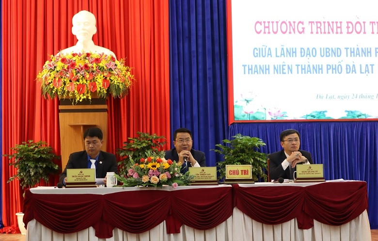 Các đồng chí chủ trì chương trình đối thoại 