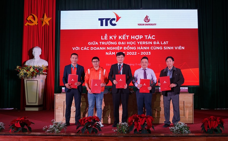 Hiệu trưởng, Tiến sĩ Phạm Đình Trung cùng đại diện các doanh nghiệp ký kết hợp tác 