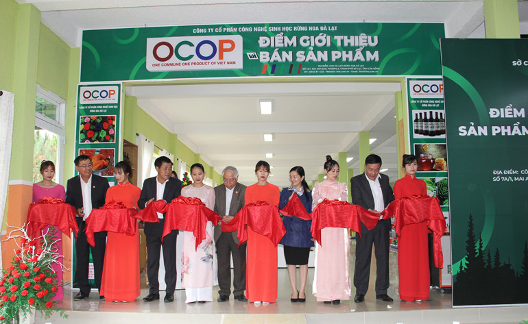 Cắt băng ra mắt điểm bán sản phẩm OCOP Lâm Đồng tại Đà Lạt