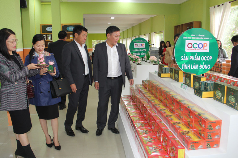 Đại biểu và người dân thăm quan các sản phẩm tại điểm bán