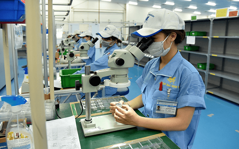 Công nhân làm việc tại dây chuyền sản xuất linh kiện cơ khí siêu chính xác tại công ty TNHH Fujikin Bắc Ninh (Khu công nghiệp VSIP Bắc Ninh)