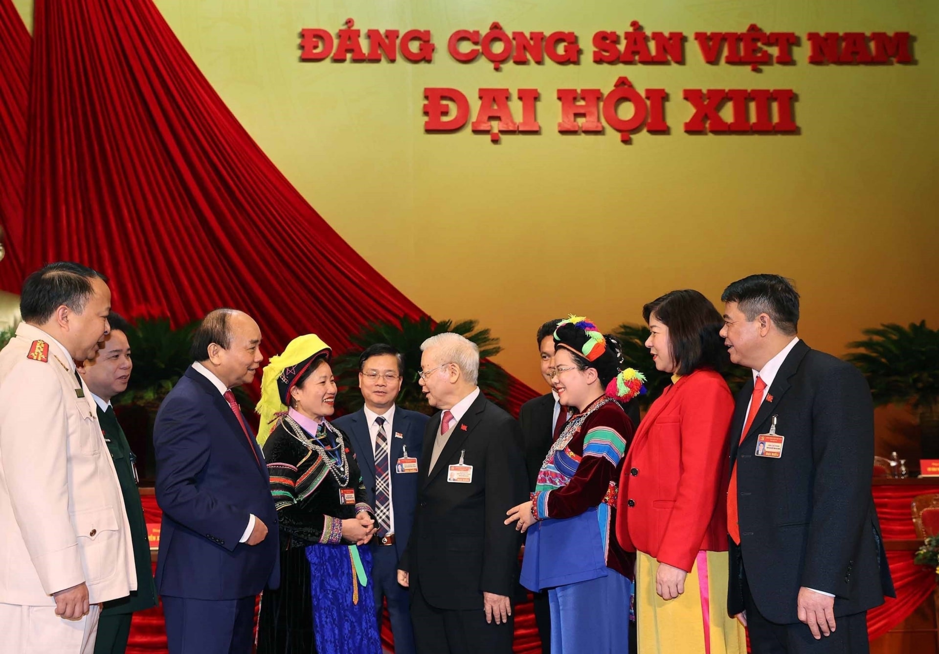Đảng ta kiên định lấy chủ nghĩa Mác - Lê-nin, tư tưởng Hồ Chí Minh làm nền tảng tư tưởng (Trong ảnh: Tổng Bí thư, Chủ tịch nước Nguyễn Phú Trọng gặp gỡ các đại biểu dự Đại hội XIII của Đảng) _Ảnh: Tư liệu