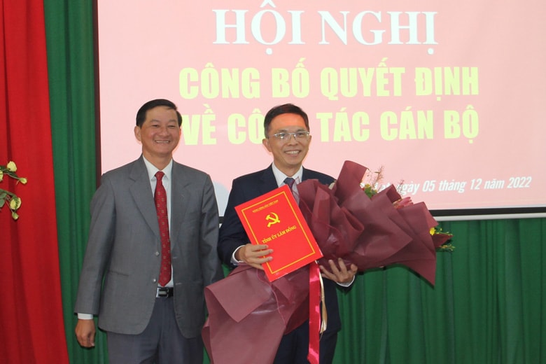 Đồng chí Trần Đức Quận - Ủy viên Ban Chấp hành Trung ương Đảng, Bí thư Tỉnh ủy, Chủ tịch HĐND tỉnh trao Quyết định và tặng hoa chúc mừng tân Bí thư Thành ủy Đà Lạt