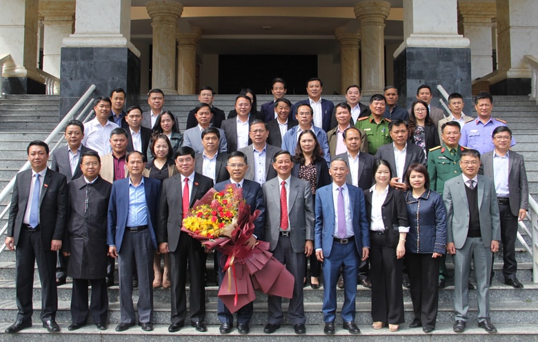 Các đồng chí Thường trực Tỉnh ủy và đại biểu chụp hình lưu niệm cùng tân Bí thư Thành ủy Đà Lạt