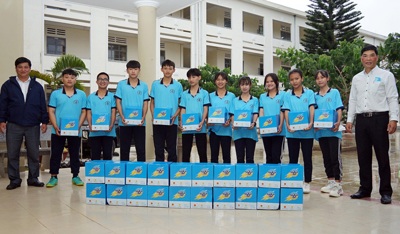 Trao bóng đá cho học sinh Trường THPT P’Ró 