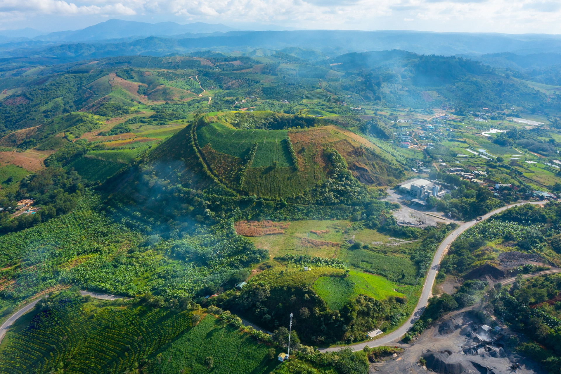 Cảnh đẹp kì vĩ bên trong hang núi lửa dài nhất Đông Nam Á nằm ở Việt Nam - 1
