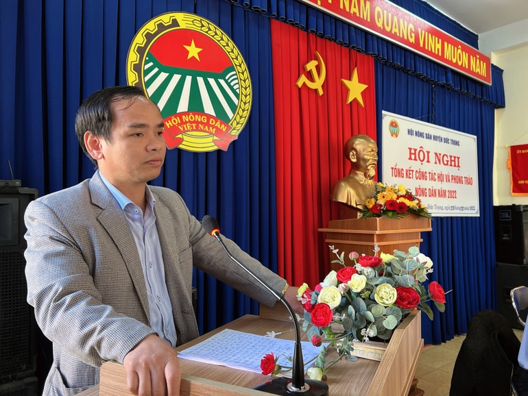Ông Đa Cát Vinh, Chủ tịch Hội Nông dân tỉnh Lâm Đồng trao đổi công tác với Hội Nông dân huyện Đức Trọng