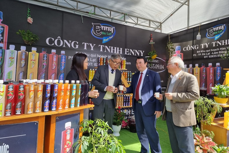 Phó Chủ tịch UBND tỉnh Lâm Đồng Phạm S và Giám đốc Sở Công thương Lâm Đồng thăm quan tại các gian hàng