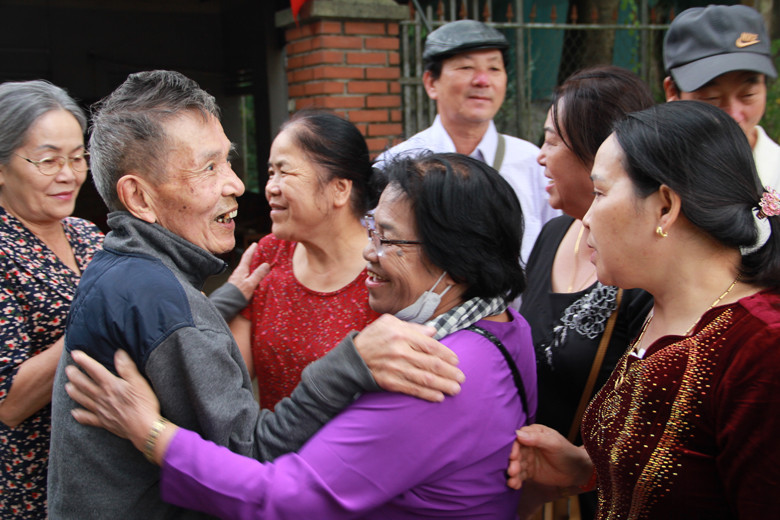 Thương binh  Trần Văn Sáu gặp lại đồng đội cũ tại Hòa Bình