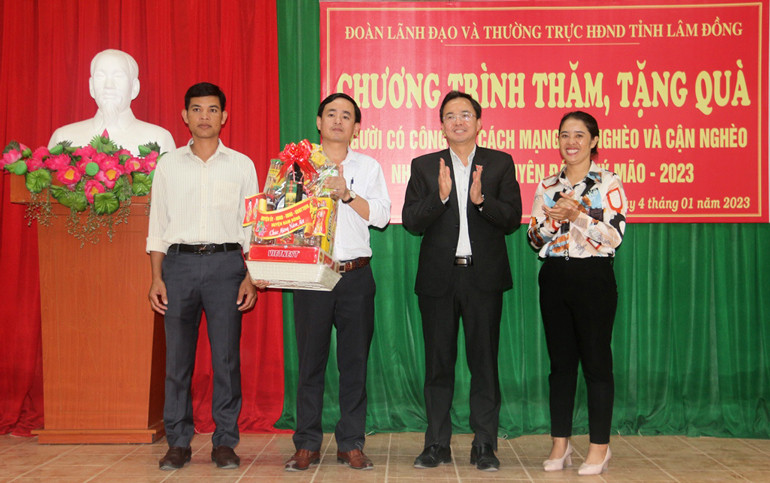 Đồng chí Nguyễn Văn Lộc – Bí thư Huyện ủy Đam Rông tặng quà tết cho cấp ủy, chính quyền xã Đạ M’Rông