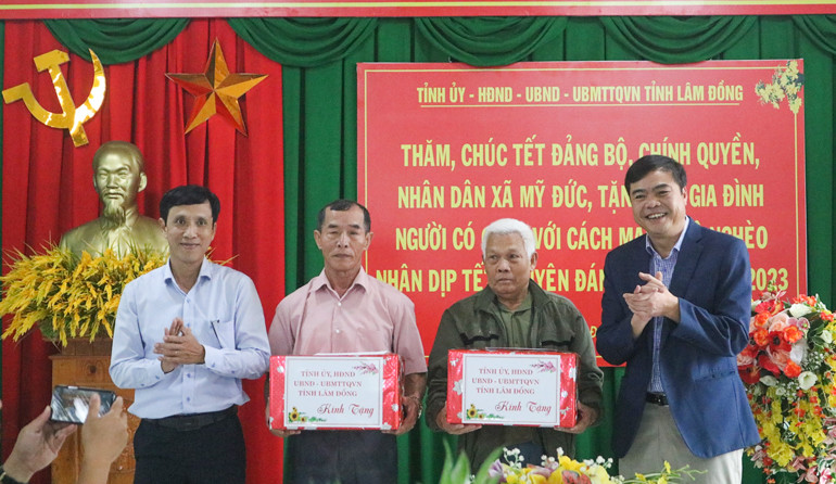 Tặng quà cho 2 gia đình chính sách tiêu biểu