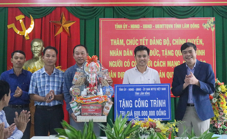 Tặng công trình trị giá 600 triệu đồng cho Đảng bộ, chính quyền xã Mỹ Đức