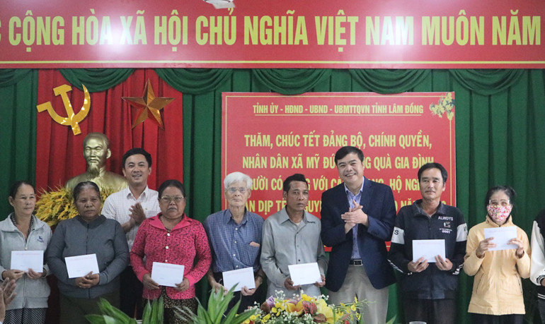 Tặng quà tết cho 20 hộ nghèo có hoàn cảnh khó khăn