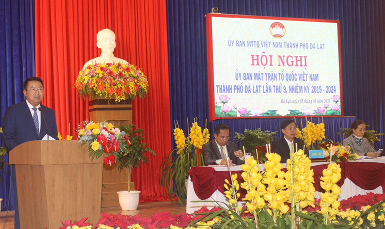Chủ tịch UBND thành phố Tôn Thiện San thông tin nhanh kết quả KT -XH năm 2022 và nhiệm vụ 2023 đến hội nghị