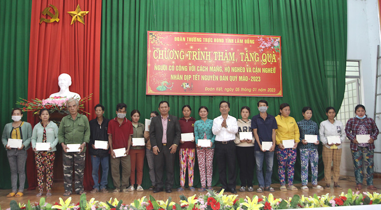 Đoàn công tác tặng quà đến các gia đình chính sách tiêu biểu, hộ nghèo, hộ cận nghèo, hộ đặc biệt khó khăn tại xã Đoàn Kết