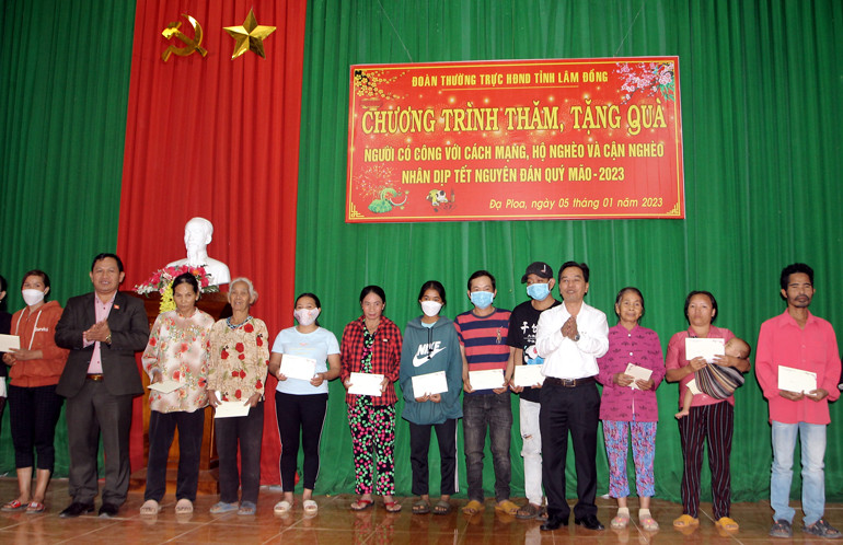 Đồng chí K’ Mák – Phó Chủ tịch HĐND tỉnh tặng quà tết cho các gia đình chính sách tiêu biểu, hộ nghèo, hộ cận nghèo, hộ đặc biệt khó khăn tại xã Đạ P’loa