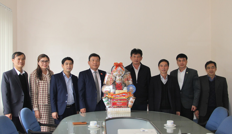 Đoàn Công tác tặng quà Viện Nghiên cứu Hạt nhân Đà Lạt