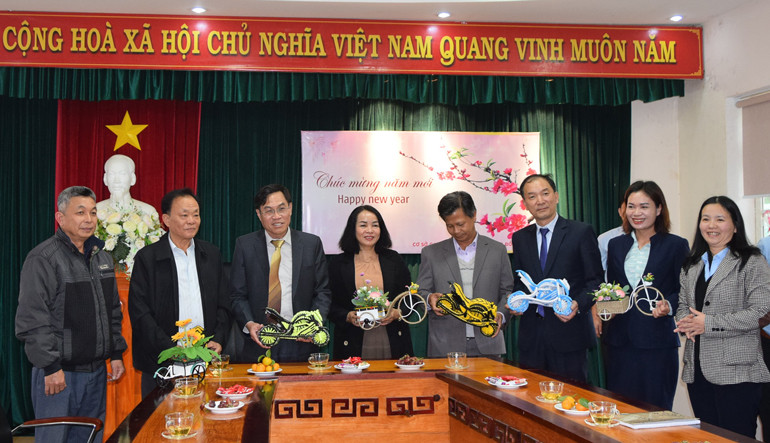Đồng chí Võ ngọc Hiệp và đoàn nhận quà do học viên viên Cơ sở cai nghiệm ma túy Lâm Đồng làm