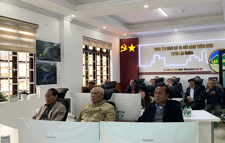 Các đồng chí nguyên lãnh đạo huyện Lạc Dương qua các thời kỳ tham quan Trung tâm Giám sát và Điều hành thông minh