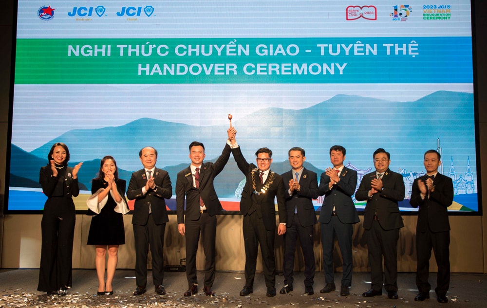 Nghi thức chuyển giao và tuyên thệ của Tân Chủ tịch JCI 2023 – Nguyễn Đắc An Khang (giữa)