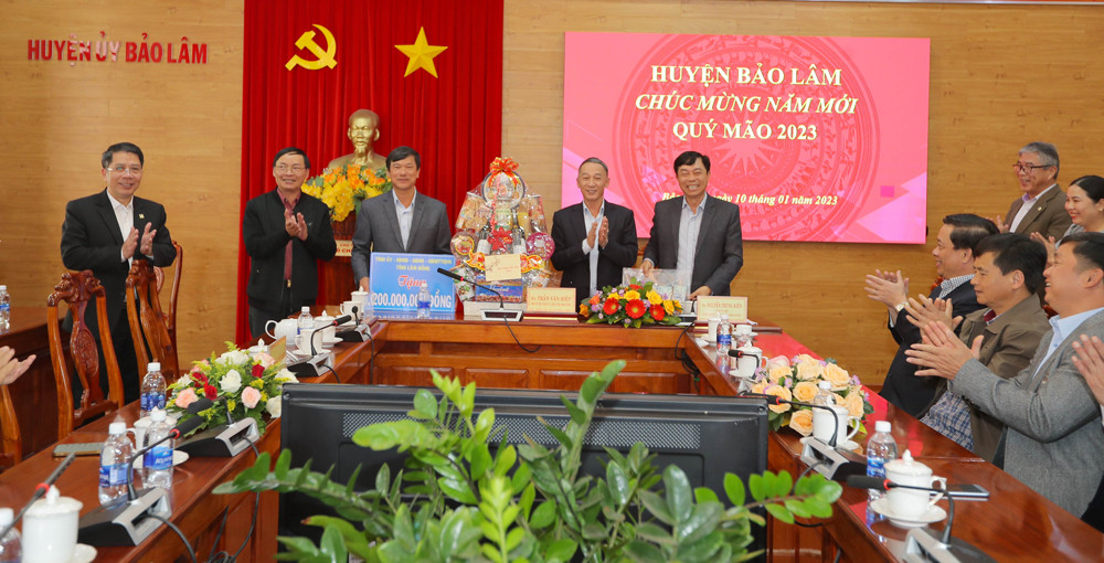 Chủ tịch UBND tỉnh Lâm Đồng Trần Văn Hiệp thăm, chúc Tết Quý Mão Đảng bộ, chính quyền huyện Bảo Lâm sáng 10/1 tại trụ sở UBND huyện