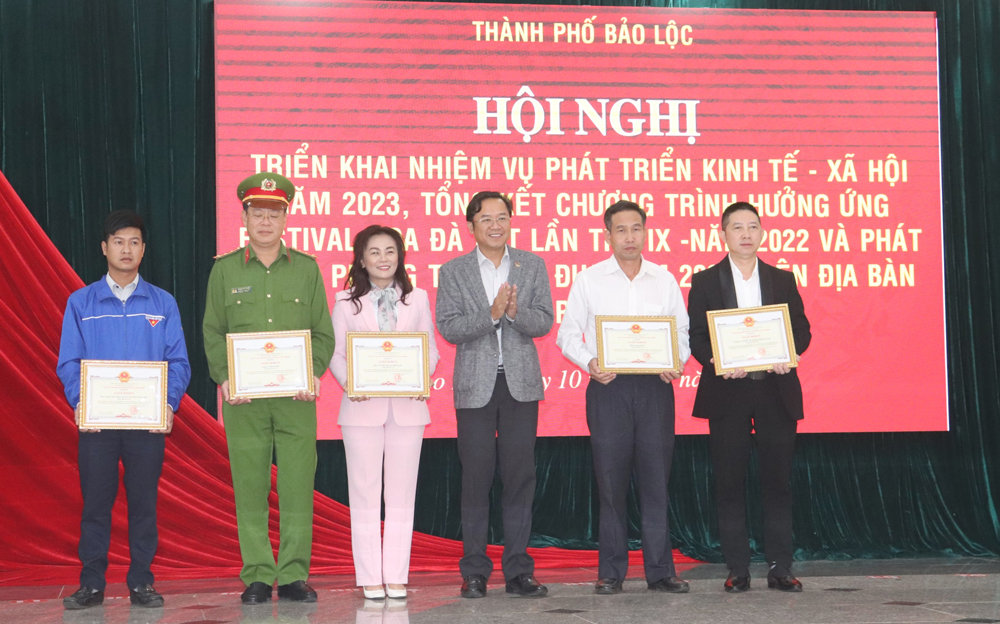 Đồng chí Tôn Thiện Đồng – Bí thư Thành ủy Bảo Lộc trao giấy khen đến các tập thể
