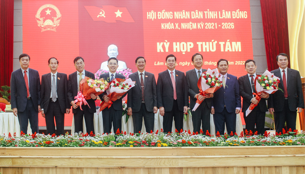 Lãnh đạo tỉnh tặng hoa chúc mừng đồng chí Võ Ngọc Hiệp được HĐND bầu giữ chức danh Phó Chủ tịch UBND tỉnh và điều động các đồng chí về nhận nhiệm vụ mới