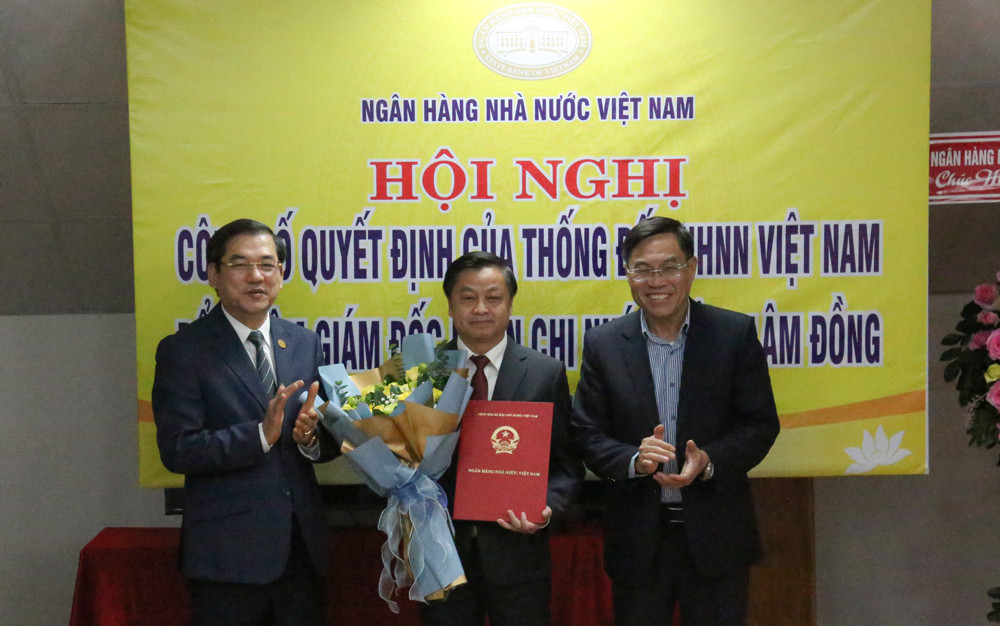 Ông Đặng Văn Tuyên - Vụ trưởng vụ Tổ chức cán bộ Ngân hàng Nhà nước Việt Nam (bìa trái) và ông Võ Ngọc Hiệp – Phó Chủ tịch UBND tỉnh Lâm Đồng (bìa phải) trao Quyết định bổ nhiệm của Thống đốc Ngân hàng Nhà nước Việt Nam và chúc mừng ông Võ Văn Thanh