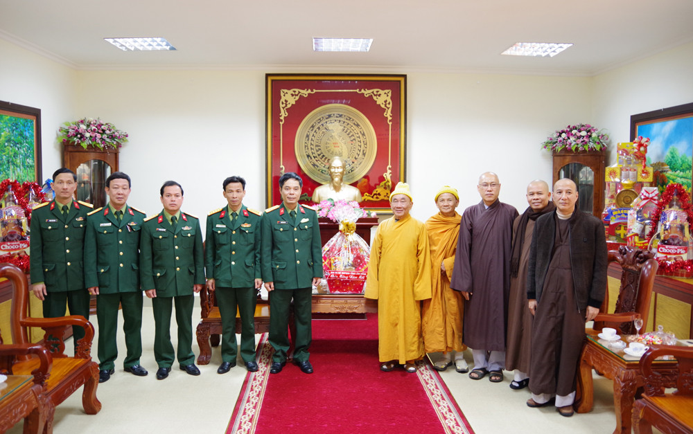 Các đồng chí Thủ trưởng Bộ Chỉ huy Quân sự tỉnh chụp hình lưu niệm với Ban Trị sự Giáo hội Phật giáo Việt Nam tỉnh