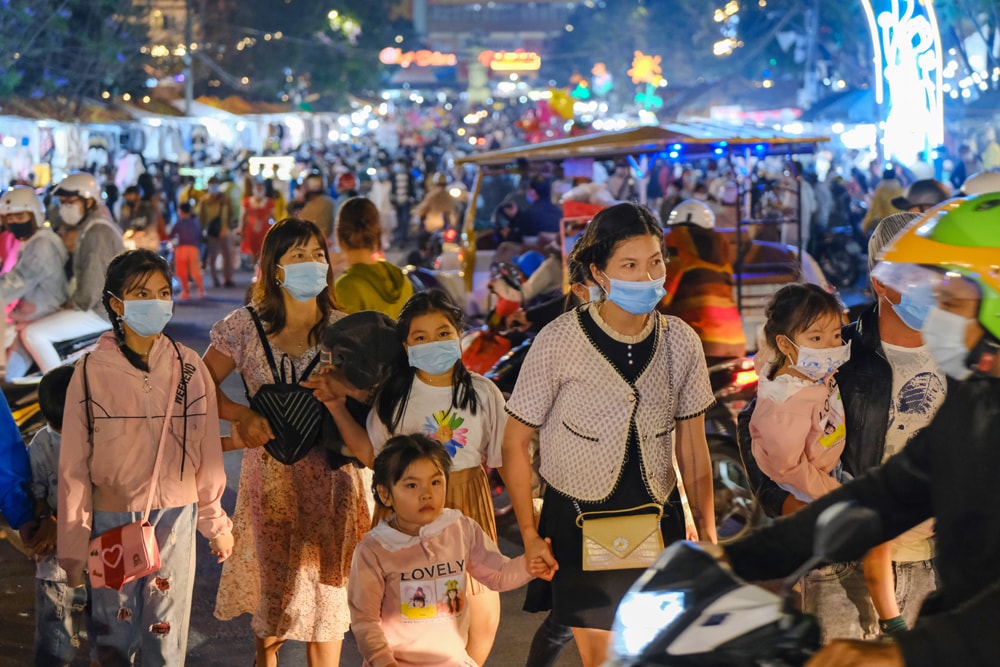 Ngành y tế khuyến cáo người dân đeo khẩu trang nơi công cộng, thường xuyên khử khuẩn, rửa tay sạch khi đi du lịch