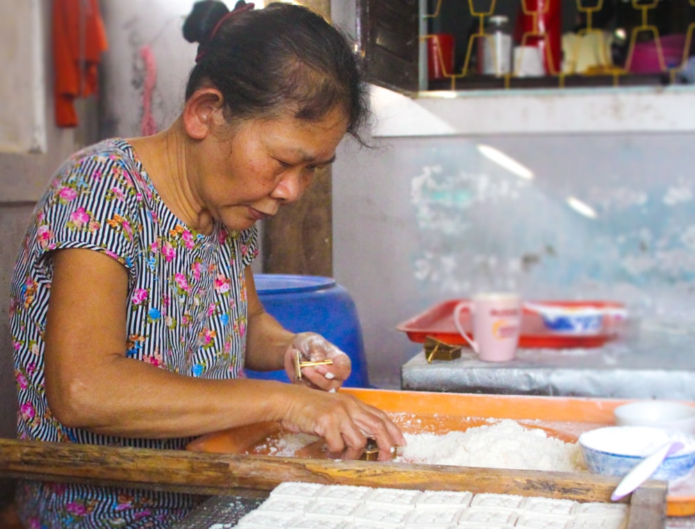 Thợ làm bánh ngũ sắc bắt đầu công việc từ 4 giờ sáng đến 11 giờ đêm mới kết thúc
