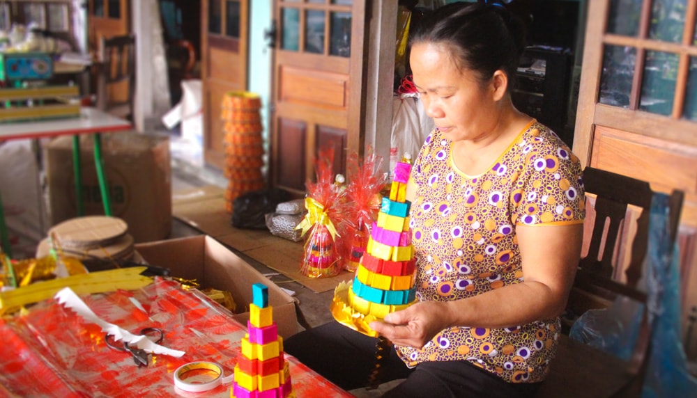 Bà Lê Thị Hà (phường Kim Long, TP Huế) xếp bánh theo kiểu tháp mới nhất