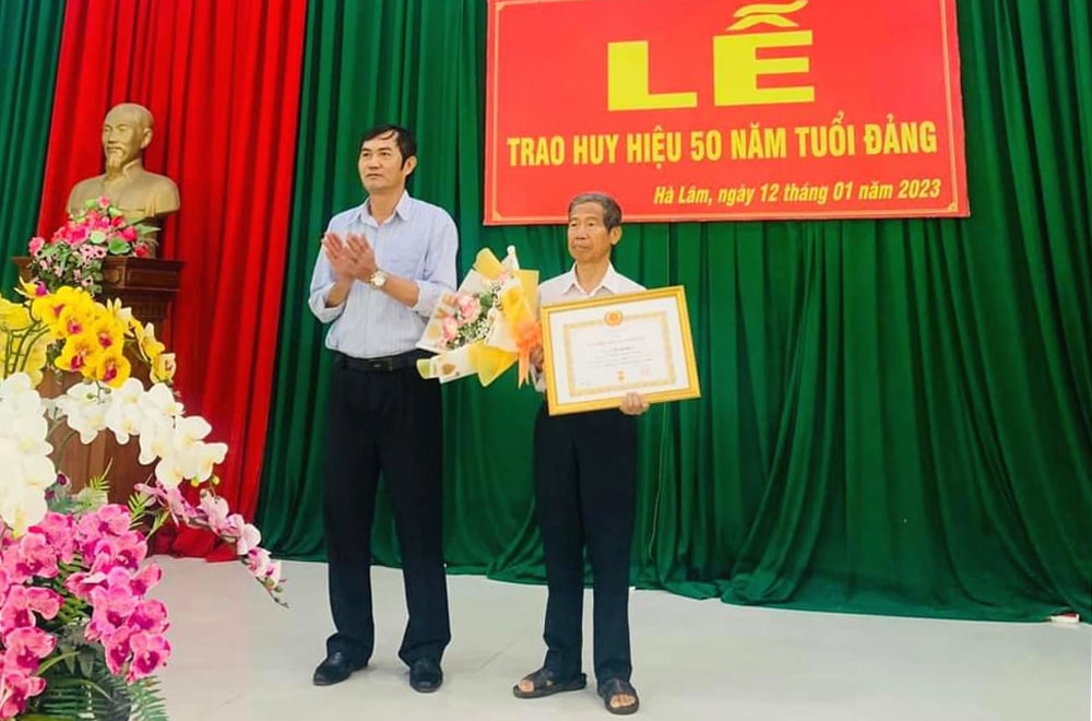 Đảng ủy xã Hà Lâm trao Huy hiệu Đảng cho đảng viên