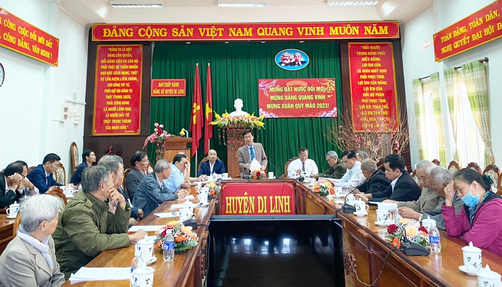 Đồng chí Đinh Văn Tuấn - Bí thư Huyện ủy đã thông tin một số kết quả nổi bật của địa phương trong năm 2022 tại buổi gặp mặt