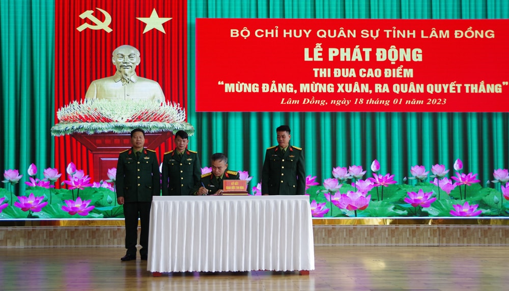 Đại diện lãnh đạo các đơn vị ký kết giao ước thi đua