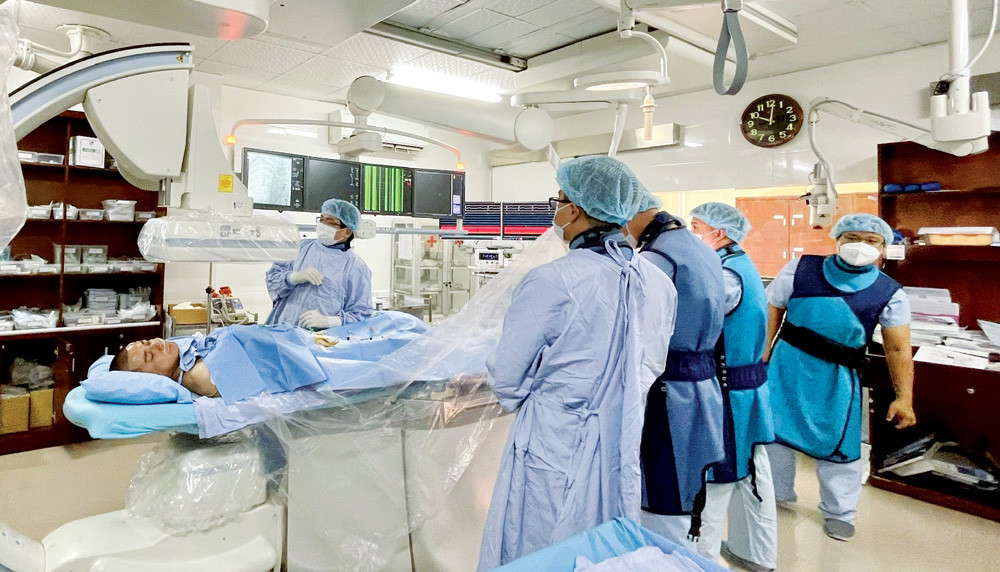 Ê kip thực hiện kỹ thuật Khảo sát và triệt đốt rối loạn nhịp bằng năng lượng tần số radio tại BVĐK Lâm Đồng