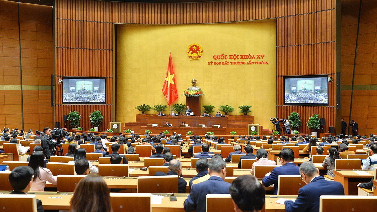 Với đa số đại biểu Quốc hội có mặt tán thành, Quốc hội khóa XV đã miễn nhiệm chức vụ Chủ tịch nước đối với ông Nguyễn Xuân Phúc