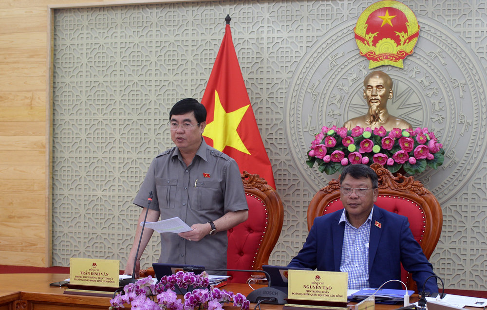 Phó Bí thư Thường trực Tỉnh ủy, Trưởng Đoàn ĐBQH tỉnh Trần Đình Văn và Phó Trưởng Đoàn ĐBQH Nguyễn Tạo chủ trì một cuộc họp trực tuyến tại điểm cầu Lâm Đồng