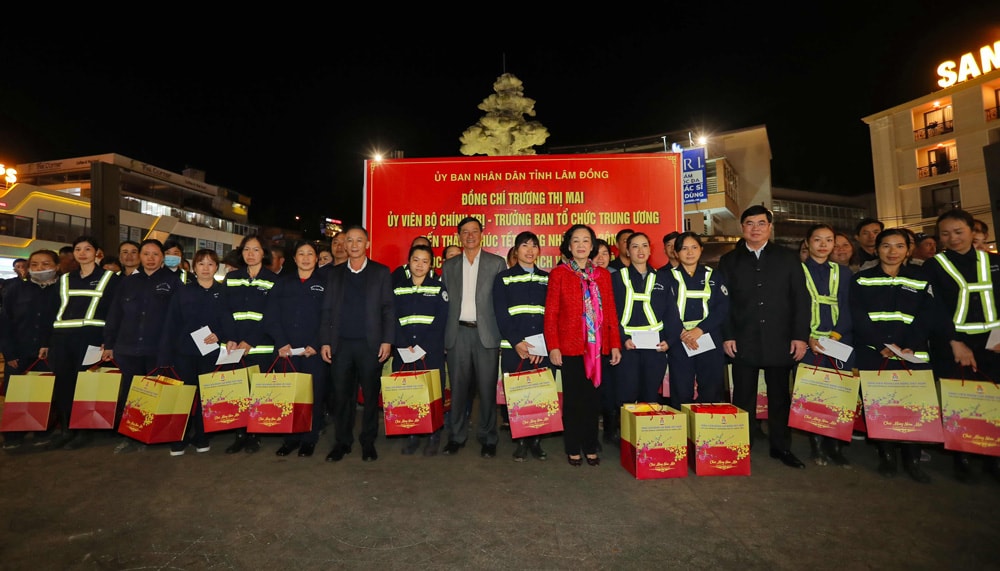 Đồng chí Trương Thị Mai và lãnh đạo tỉnh Lâm Đồng cùng đội ngũ công nhân đang thực hiện nhiệm vụ trong đêm giao thừa