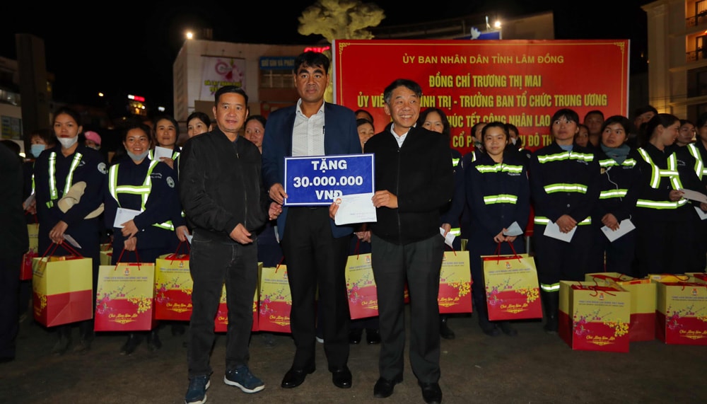 Ủy ban Mặt trận Tổ Quốc Việt Nam tỉnh tặng 30 triệu đồng cho tập thể người lao động Công ty cổ phần Dịch vụ đô thị Đà Lạt