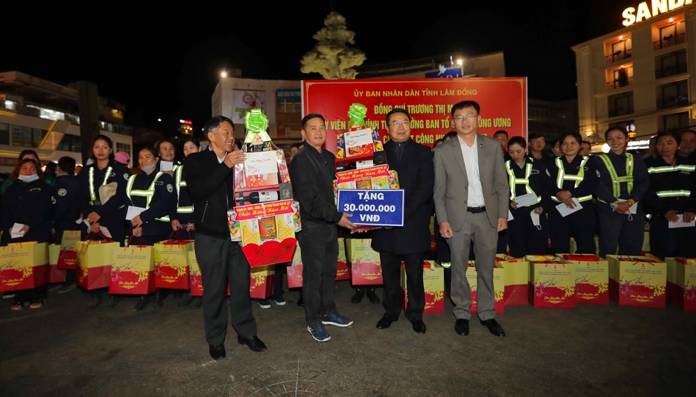 Lãnh đạo Thành ủy -HĐND - UBND - Ủy ban MTTQ Việt Nam thành phố Đà Lạt tặng 30 triệu đồng cho tập thể người lao động Công ty cổ phần Dịch vụ đô thị Đà Lạt